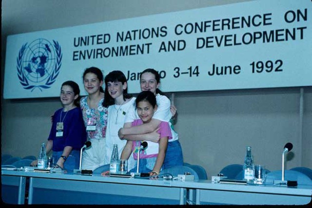 
Severn (thứ hai từ trái sang) và nhóm bạn tại hội nghị Trái Đất năm 1992 (Ảnh: Severn Cullis-Suzuki, Facebook)
