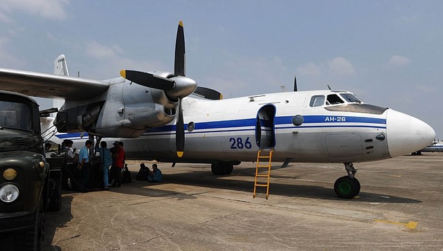 Ngoài trực thăng Mi-171, Quân chủng Phòng không không quân còn điều thêm 2 máy bay An-26 và CASA-212 tham gia tìm kiếm phi công và máy bay Su-22 bị rơi. Trong ảnh là chiếc An-26 số hiệu 286 tham gia tìm kiếm máy bay mất tích MH370.