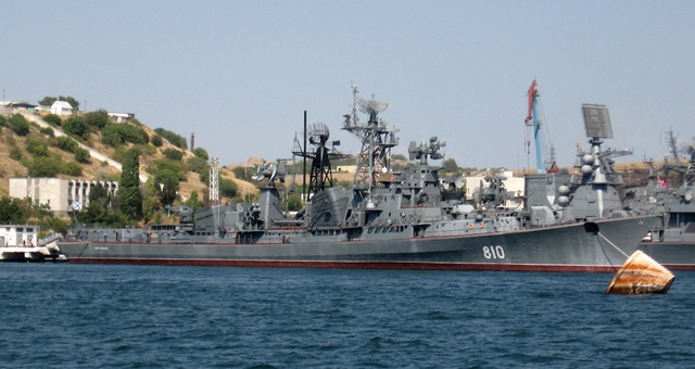 
Khu trục hạm Smetlivy neo đậu trong quân cảng Sevastopol thời điểm năm 2007
