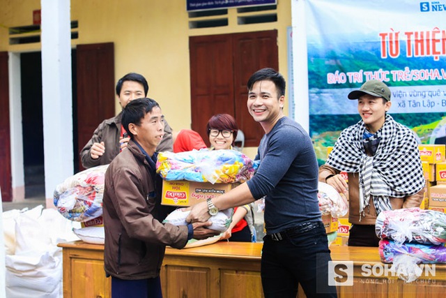 
Anh Phan Văn Nghĩa, đại diện Nhóm Sống Hướng Thiện trao tặng quà cho các hộ nghèo tại UBND xã
