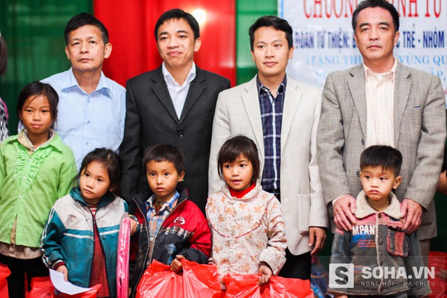
Ông Bùi Ngọc Hải (thứ 2 từ phải sang) cùng đại diện chính quyền xã Tân Lập và BGH Trường PTDTBT TH Tân Lập trao quà cho các em học sinh nghèo
