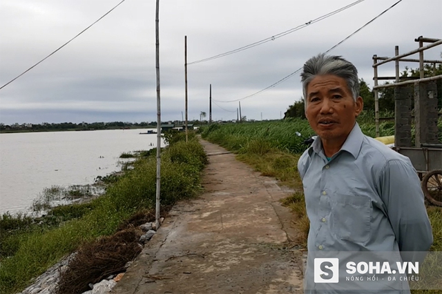 
Ông Đoàn Công Mừng đứng trên kè đá, đoạn qua thôn Mỹ Lộc, được xây dựng nhằm ngăn ngừa thảm họa vỡ đê tái diễn
