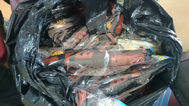 Súng và đạn bằng nhựa bị CSGT bắt giữ