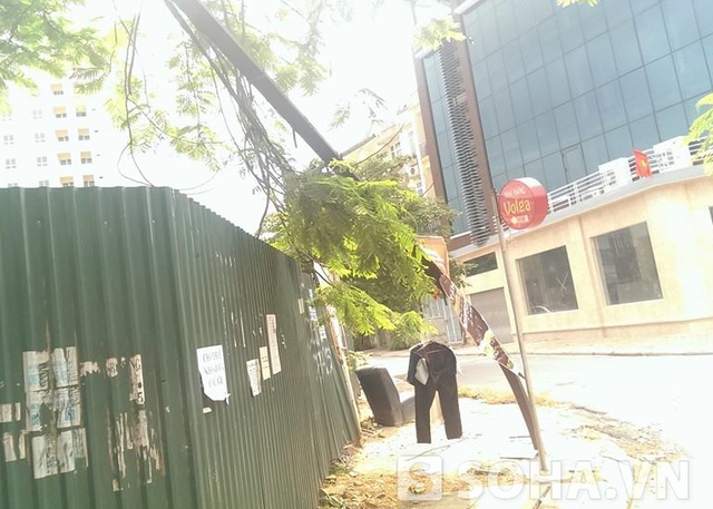 Hà Nội: Cột điện sắt đổ gục ngang đường, dân hoảng loạn