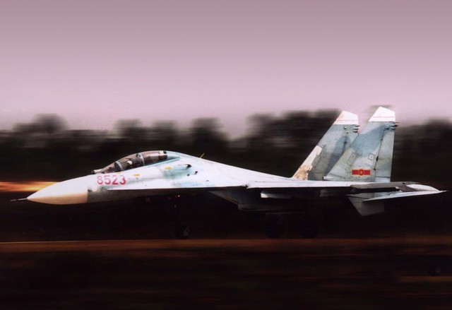 
Máy bay tiêm kích hiện đại Su-27UB trong biên chế Sư đoàn Không quân 372. Ảnh: Jetphotos.net.
