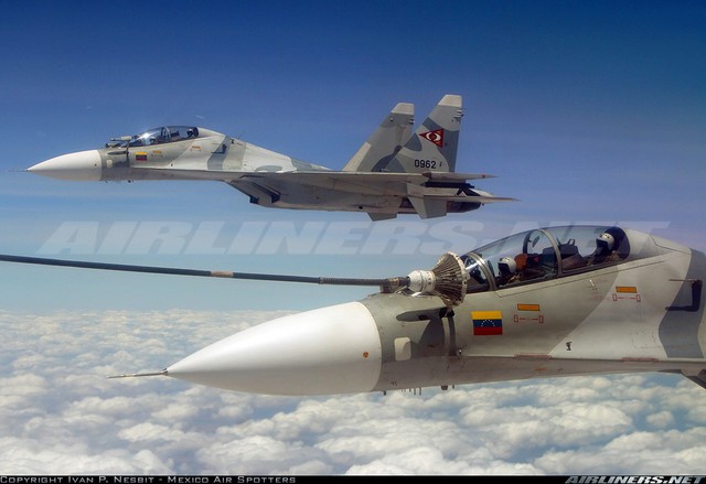 
Su-30MK2 của Không quân Venezuela thực hành tiếp dầu trên không.
