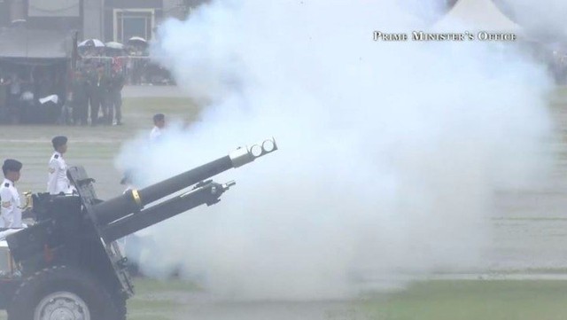 The 21-gun salute is an honour is usually reserved only for sitting Heads of
State. Special permission was granted.