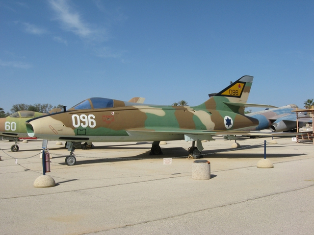 
Tiêm kích bom Dassault Super Mystère B2 của Không quân Israel được trang bị pháo DEFA 30 mm để diệt xe tăng Ai Cập
