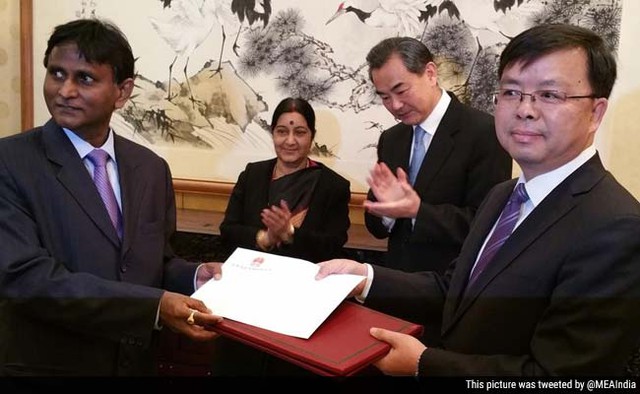 Ngoại trưởng Ấn Độ Sushma Swaraj (thứ 2 từ trái) và Ngoại trưởng Trung Quốc Vương Nghị (thứ 3 từ trái).