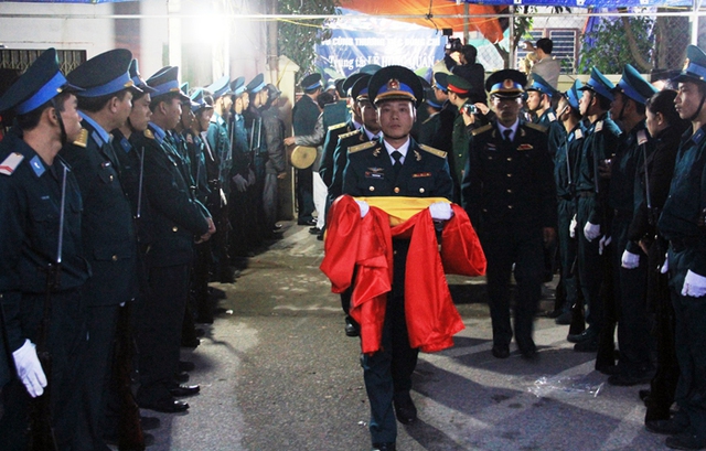 16h30’ Lễ truy điệu chiến sĩ Quân đã được diễn ra trọng thể với sự tham gia của lãnh đạo Binh chủng phòng không không quân, Bộ tư lệnh Quân khu 4, Tỉnh ủy, UBND tỉnh Nghệ An, Trung đoàn 917, Sư đoàn 370.