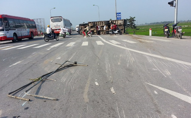 Hiện trường vụ tai nạn. Chiếc xe tải bị lật xuống đường và trượt dài 1 quãng hơn 30m.