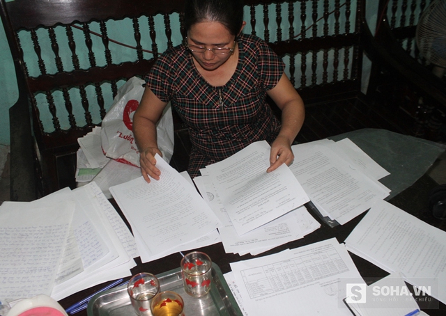 
Suốt 18 năm qua, chị Lâm vẫn ôm tập đơn dày cộm đi tìm công lý cho mình ở những bản án ly hôn.
