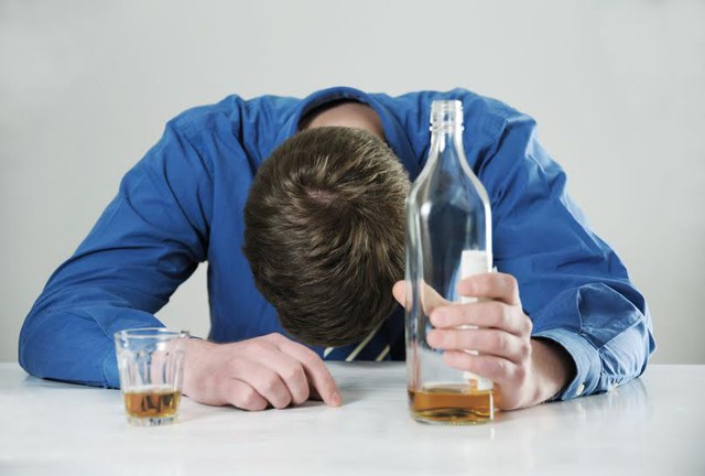Uống rượu thường xuyên sẽ gây hại cho đời sống tình dục của quý ông.