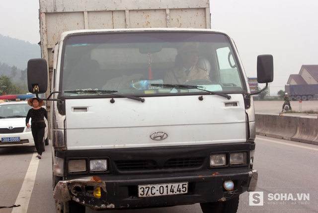 
Chiếc xe tải gây tai nạn bỏ chạy bị cảnh sát bắt giữ sau hơn 10km rượt đuổi.
