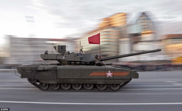 
Nguyên mẫu xe tăng T-14 Armata tham gia duyệt binh Ngày Chiến thắng 2015 tại Moscow.
