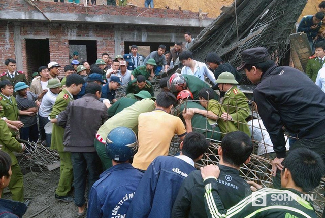 
Rất đông người dân cùng lực lượng chức năng hỗ trợ cứu các nạn nhân ra khỏi đống đổ nát.
