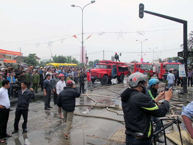 7 xe cứu hỏa cùng 150 chiến sĩ cảnh sát pccc, công an huyện được điều động đến hiện trường để dập lửa đám cháy.