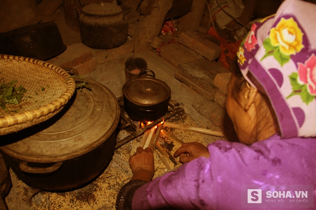 
Đã bao nhiêu năm trôi qua, có lẽ thứ đáng giá nhất trong ngôi nhà bà Quy chính là tình cảm. Dù đói khổ nhưng vợ chồng bà Quy vẫn yêu thương, chăm sóc nhau.
