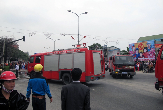 Khoảng 15 sau khi phát hiện đám cháy, 7 xe cứu hỏa được điều đến hiện trường.