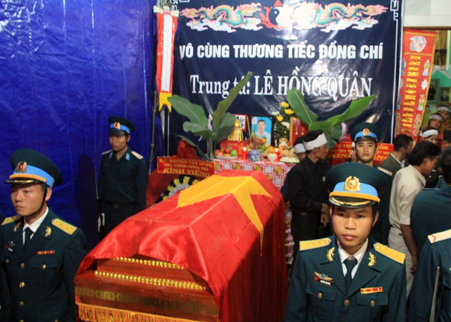 Chủ tịch nước Trương Tấn Sang và Thủ tướng Nguyễn Tấn Dũng cùng các lãnh đạo Bộ ban ngành đã gửi vòng khoa kính viếng hương hồn Trung tá Lê Hồng Quân tại lễ truy điệu.