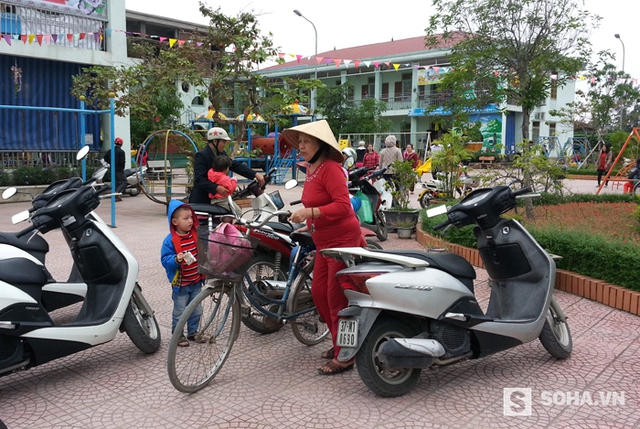 Vì đón giờ đột xuất nên hầu hết các phụ huynh phải nhờ ông bà, người thân họ hàng đến đón các cháu nhỏ về.