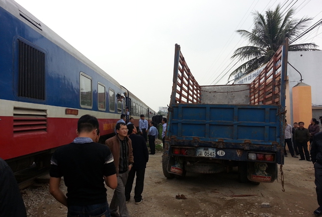 Xe tải Lào bị tàu tông văng khi cố vượt đường sắt vì xe quá dài