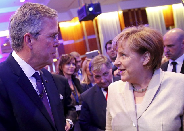 Jeb Bush (trái) trò chuyện cùng Thủ tướng Đức Angela Merkel trong khuôn khổ chuyến thăm châu Âu. Ảnh: Reuters