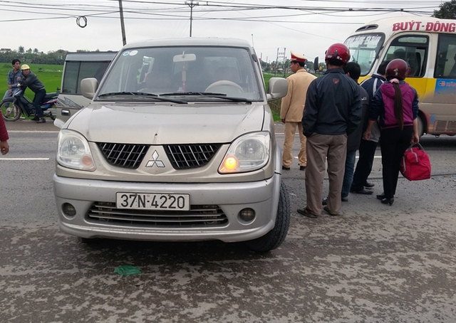 Công an huyện Diễn Châu có mặt tại hiện trường để điều tra, xử lý vụ tai nạn.