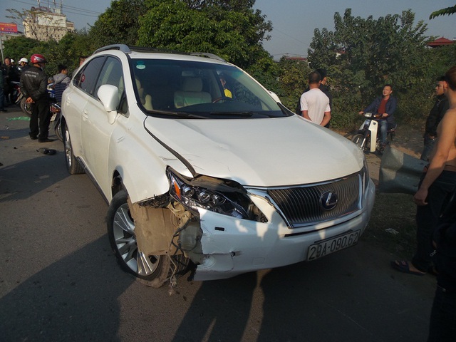 Chiếc xe Lexus đi ngược chiều gây tai nạn