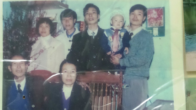 Chị Châu Loan (hàng đứng, ngoài cùng bên trái) chụp ảnh lưu niệm cùng gia đình những ngày chị còn khỏe mạnh