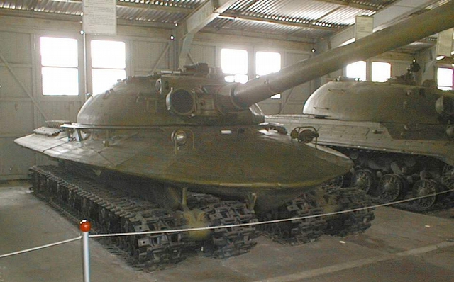 Xe tăng được trang bị 1 pháo chính M-65 cỡ nòng 130mm và súng máy hạng nặng cỡ nòng 14,5mm. Tốc độ bắn khi tác chiến từ 5-7 phát/phút, xe tăng được trang bị hệ thống nạp đạn bán tự động.