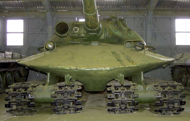 Điểm thú vị nhất của chiếc xe tăng này là khung gầm 4 bánh xích của nó. Chiếc xe tăng có thể dễ dàng vượt qua các chướng ngại vật, áp lực lên mặt đất trung bình khoảng 0,6kgf/cm2 (tương đương 1 xe tăng hạng nhẹ).