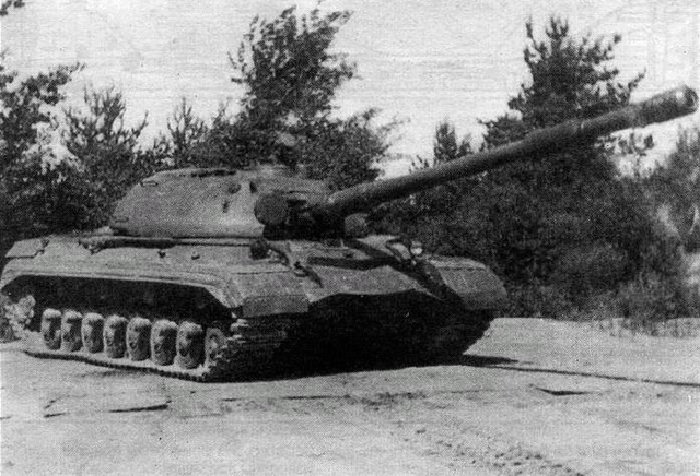 Object 279 trở thành mô hình để thay thế cho mẫu xe tăng T-10. Nó được thiết kế vào năm 1957 bởi nhà máy Kirov theo các yêu cầu của quân đội Liên Xô. Nó được dự định nhằm phòng thủ trước các cuộc xâm nhập và thực hiện tác chiến ở các khu vực khó di chuyển.