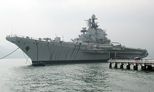 
Tuần dương hạm mang trực thăng Minsk lớp Kiev neo đậu tại cảng Thâm Quyến
