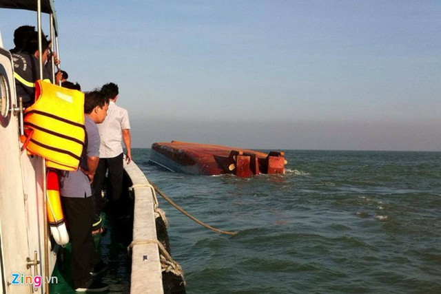 
Đội cứu nạn đã ra đến hiện trường. Chiếc tàu Hoàng Phúc 2.000 tấn gặp nạn lật úp giữa sông. Ảnh: Hải An/Zing
