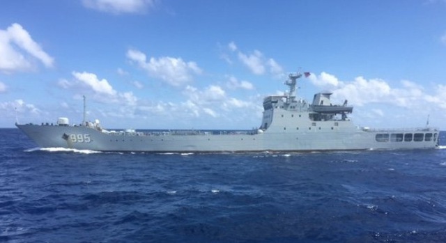 
Tàu chiến 995 của Trung Quốc đang đe dọa tàu Hải Đăng 05 - Ảnh do thuyền viên tàu Hải Đăng 05 cung cấp (Tuổi trẻ).
