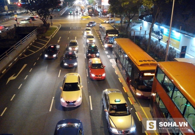 
Ở Singapore, phương tiện công cộng và taxi rất phát triển bởi chủ trương hạn chế phương tiện cá nhân (ảnh: LN)
