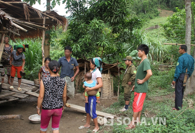 Biết thông tin công an bắt Hai, người dân xung quanh đến động viên bố mẹ nghi can.