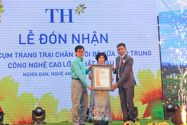 Bà Thái Hương – Chủ tịch Tập đoàn TH True Milk nhận giấy chứng nhận Trang trại chăn nuôi bò sữa tập trung, ứng dụng công nghệ cao có quy mô lớn nhất Châu Á.
