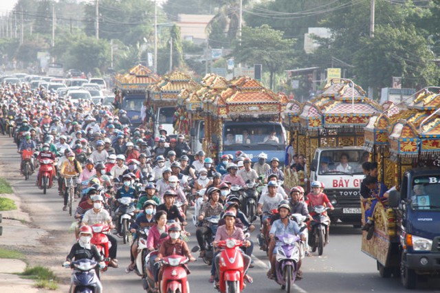 
Trưa 11/7/2015, đoàn xe kéo dài hơn 1km đưa tiễn 6 nạn nhân trong vụ thảm sát thương tâm ở Bình Phước. Các nạn nhân được an táng tại Hoa viên nghĩa trang Bình Dương. Ảnh: Xuân An/Tuổi trẻ
