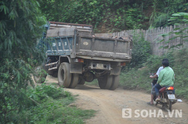 Chiếc xe chở thi thể nạn nhân.