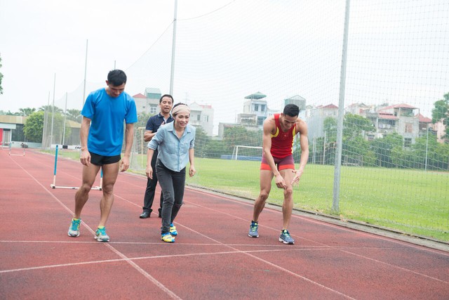 Sau đó, khi đến với đội tuyển điền kinh Việt Nam, bà mẹ một con cũng không ngại mang giày, đua sức với hai vận động viên nam.