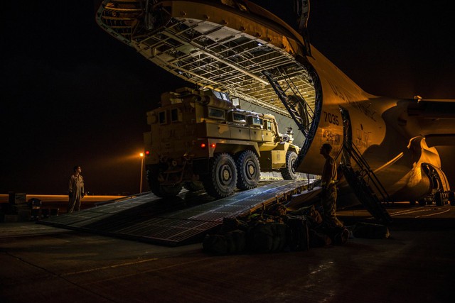 Không quân Mỹ giúp vận chuyển thiết bị và hàng hóa của Lính thủy đánh bộ trong việc đóng cửa các căn cứ của Mỹ ở Afghanistan.