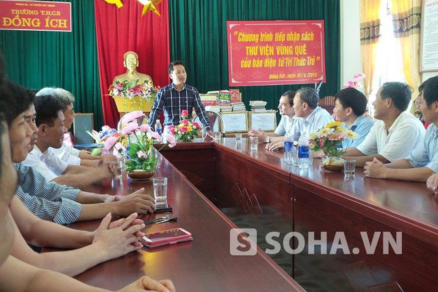 Nhà báo Bùi Ngọc Hải chia sẻ với giáo viên và học sinh Trường THCS Đồng Ích