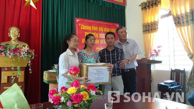 Nhà báo Bùi Ngọc Hải (đứng thứ 2 bên phải) cùng ông Hoàng Văn Minh (bìa phải) tặng sách cho đại diện học sinh Trường THCS Đồng Ích