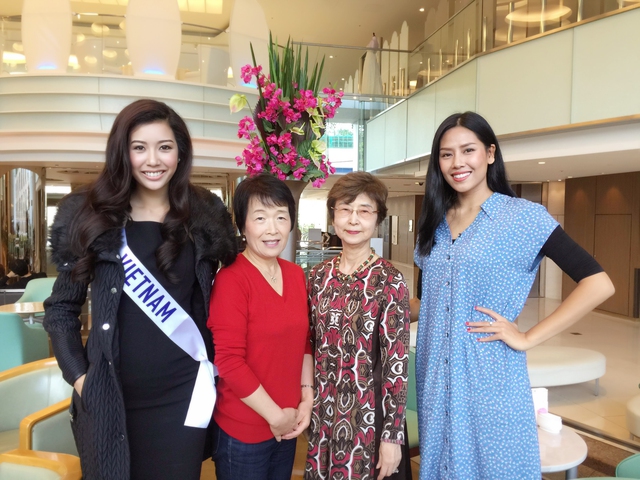 
Trong những ngày ở Nhật Bản, Á khôi áo dài còn có dịp gặp gỡ với Top 25 Hoa hậu thế giới 2015 - Nguyễn Thị Loan.
