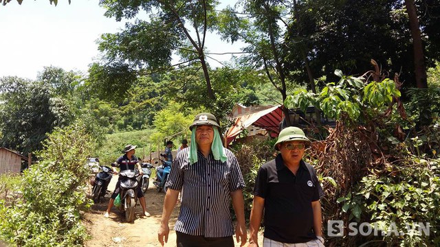 Thiếu tướng Hồ Sỹ Tiến (bìa phải) cùng Giám đốc Công an tỉnh Yên Bái xuống hiện trường vụ thảm sát