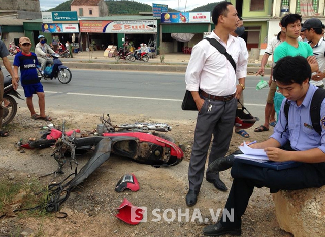 Lực lượng chức năng đang lập biển bản hiện trường, điều tra làm rõ nguyên nhan vụ việc.