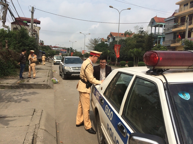 Tài xế Việt gây tai nạn từ Vĩnh Phúc rồi bỏ chạy về đến Hà Nội thì bị CSGT bắt giữ.