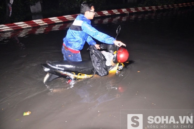 
Đường Tô Hiệu (quận Tân Phú) nước ngập Sâu.
